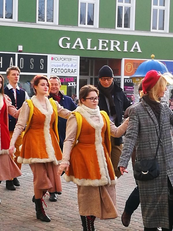 Uczniowie Trójki tańczą poloneza na lublinieckim rynku