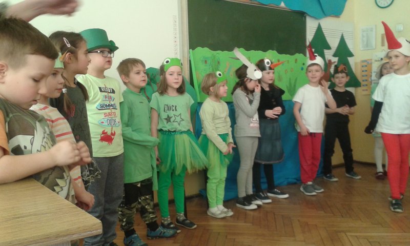 Powitanie wiosny przez uczniów z klas Ia i Ib