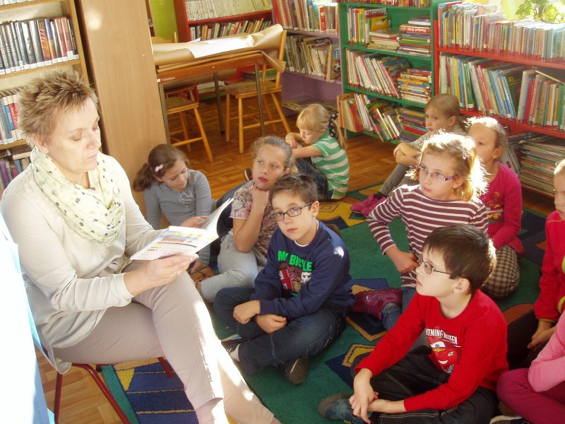 Klasa IIc czyta w bibliotece