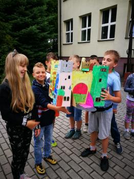 Klasa 3d i 4a  występuje po niemiecku  w Steblusiu